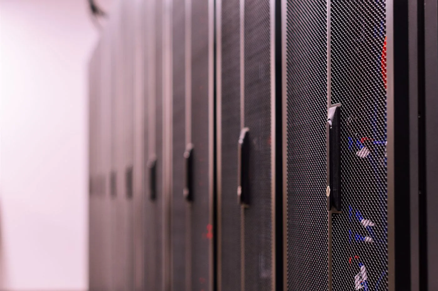 En gang mellem serverskabe i et datacenter