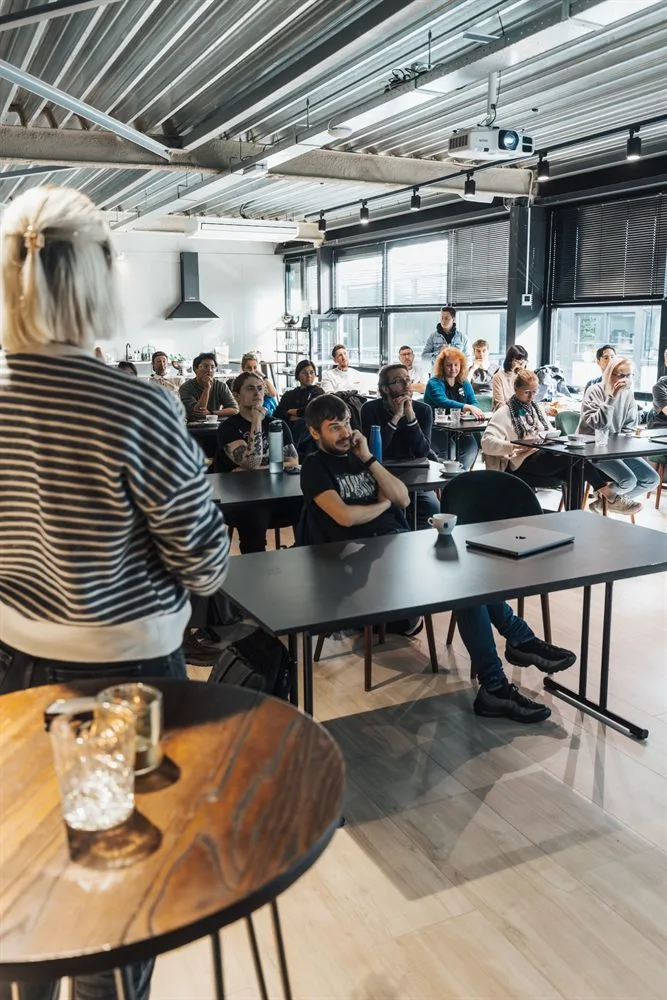 Et fyldt lokale under en hands-on workshop-blok